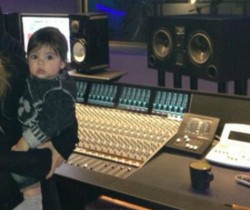Shakira graba su nuevo disco en compañía de su hijo Milan