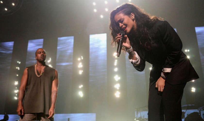 Rihanna rompe en llanto en medio de emotivo concierto