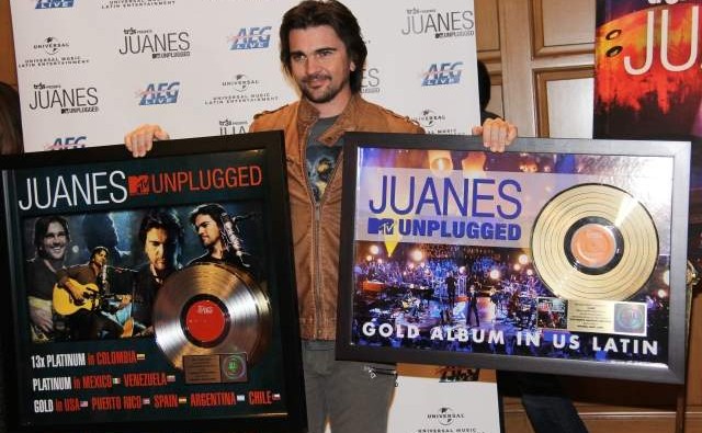 Juanes recibe disco de oro por su MTV Unplugged