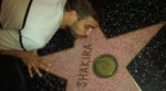 Piqué besa la estrella de Shakira en el Paseo de la Fama