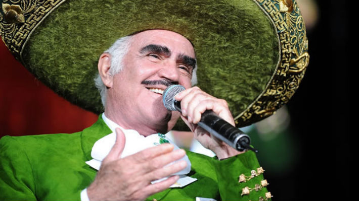 El cantante mexicano Vicente Fernández es hospitalizado