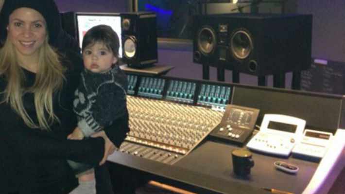 Shakira graba su nuevo disco en compañía de su hijo Milan