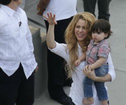 Shakira en compañía de su hijo Milan inaugura colegio en Cartagena
