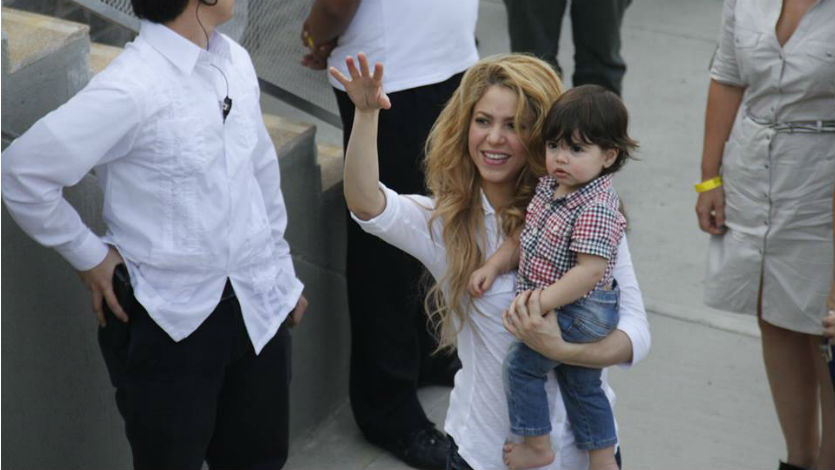 Shakira en compañía de su hijo Milan inaugura colegio en Cartagena