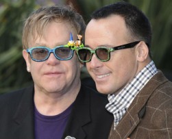 Elton John se casará en mayo con David Furnish tras 20 años de relación