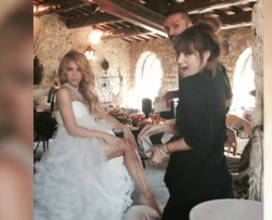 Shakira graba vestida de novia el video de su sencillo ‘Empire’