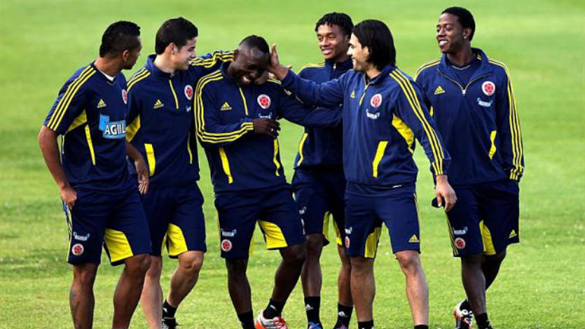 Jugadores de la selección en aprietos por video saliendo de un cabaret