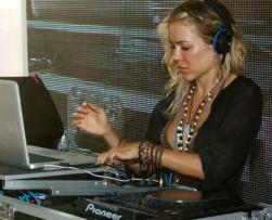 Natalia París defiende su faceta como DJ y asegura que si toca en vivo