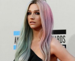 La cantante Kesha denunció a su productor por abuso y agresión