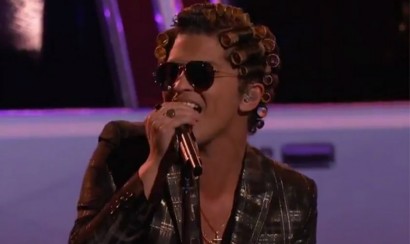 Bruno Mars se presenta en The Voice usando rulos en su cabello