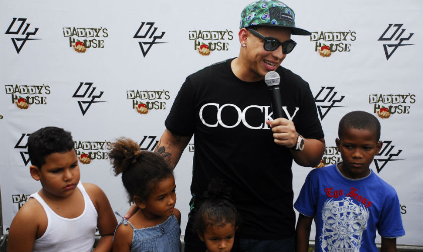 Daddy Yankee ofrece almuerzo a niños pobres de República Dominicana