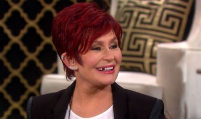 Esposa de Ozzy Osbourne se quita un diente durante un programa en vivo