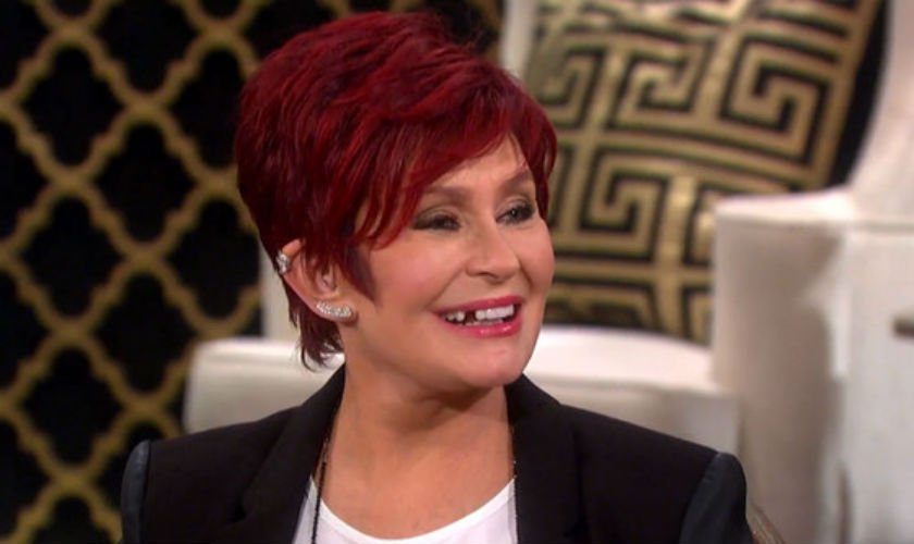 Esposa de Ozzy Osbourne se quita un diente durante un programa en vivo