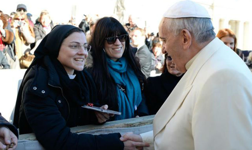 Sor Cristina regala al papa Francisco su primer disco ‘Sister Cristina’