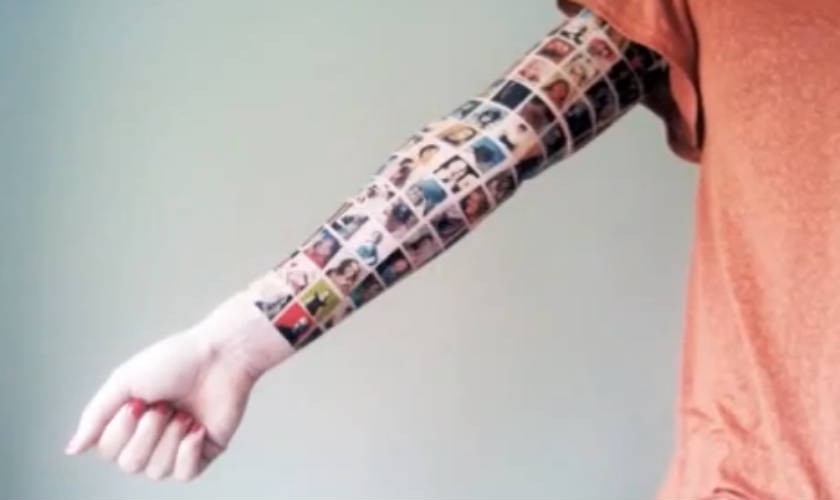 Mujer se tatuó fotos de sus contactos de facebook en su brazo