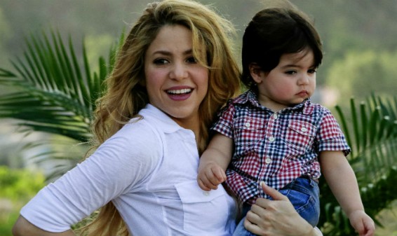 Shakira ingresa a una clínica de Barcelona para dar a luz