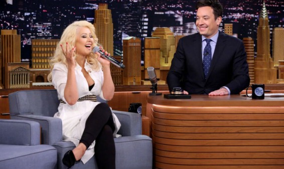 Christina Aguilera imita a Shakira en el programa The Tonight Show
