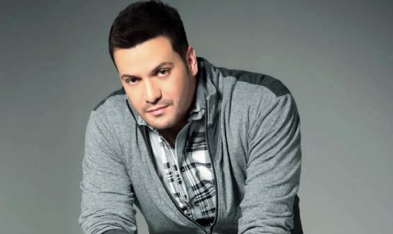 Victor Manuelle presenta su canción ‘Algo Le Pasa a Mi Héroe’