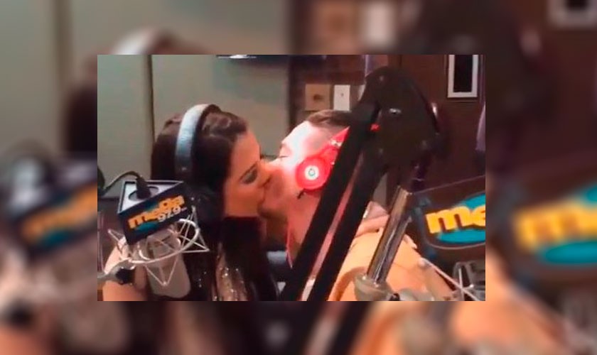 J Blavin besa a locutora venezolana Jessica Pereira en pleno programa