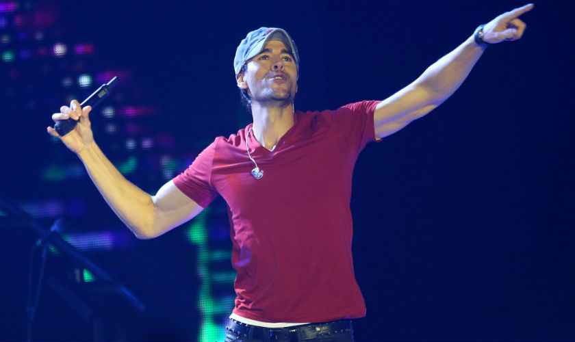 Enrique Iglesias será operado en la mano que se cortó con un dron