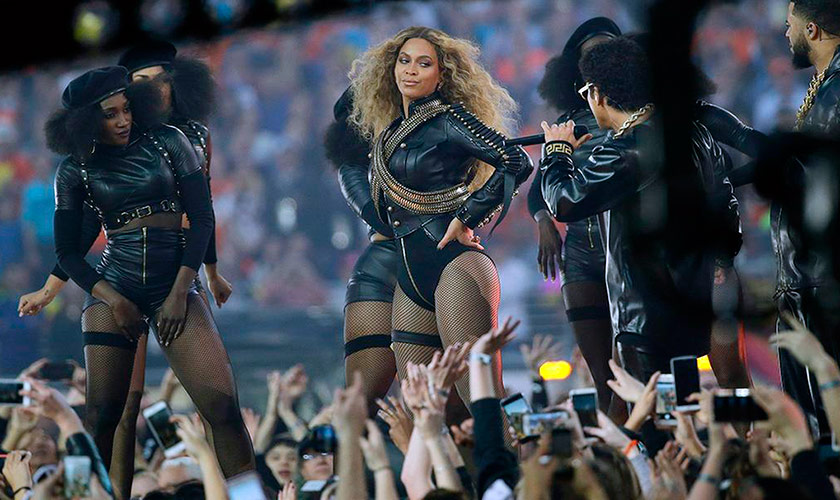 Así fue la casi caída de Beyoncé en su actuación en el Super Bowl