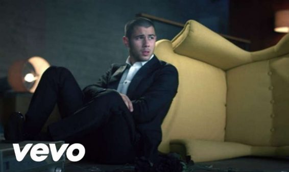 Nick Jonas presenta el video de su canción ‘Under You’
