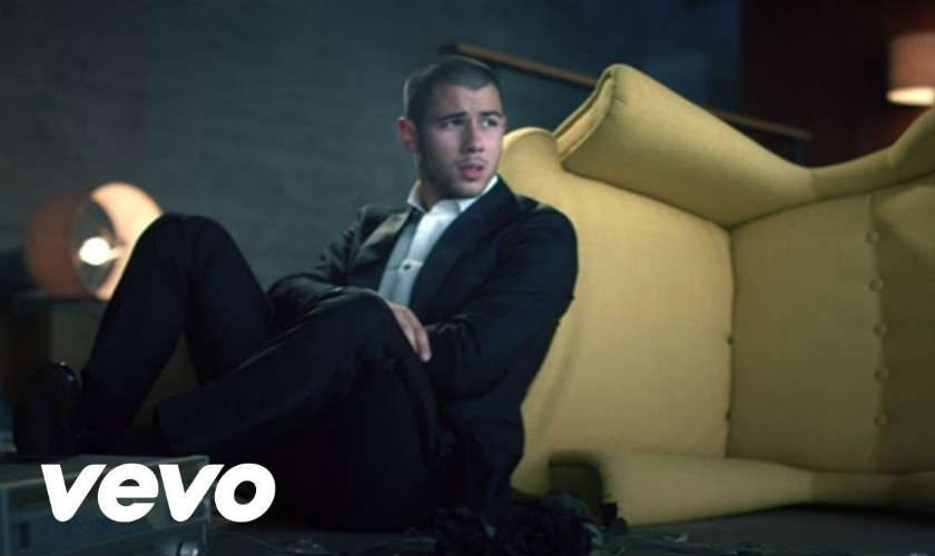 Nick Jonas presenta el video de su canción ‘Under You’