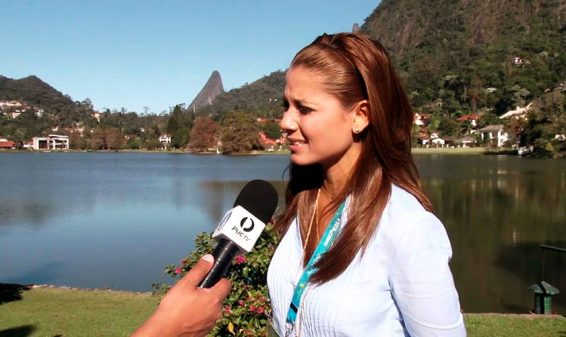 Presentadora Melissa Martínez se cae en vivo y en directo
