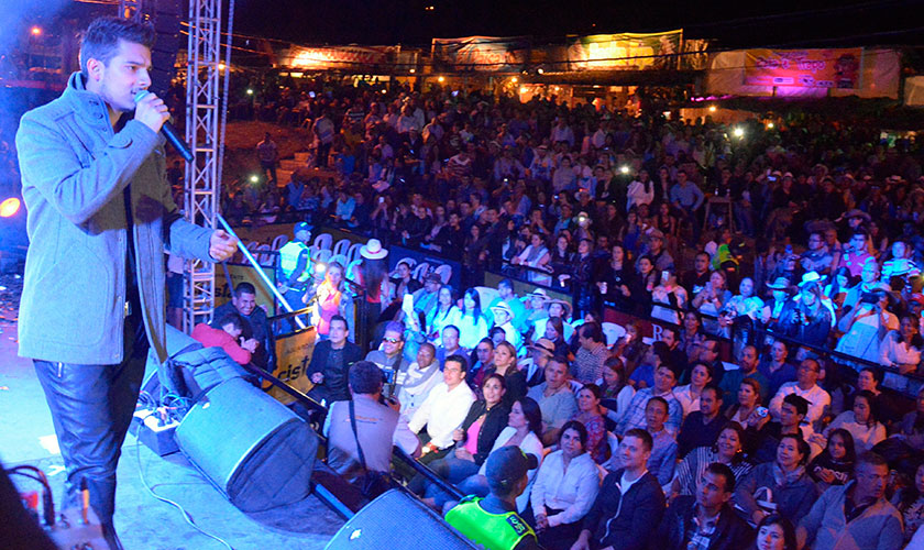 En insultos terminó presentación de Pipe Bueno en Pereira