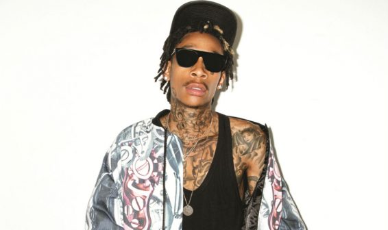 Visita de Wiz Khalifa a la tumba de Pablo Escobar causa indignación en Colombia