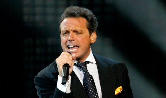 Emiten orden de arresto contra el cantante mexicano Luis Miguel