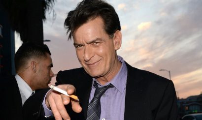 Charlie Sheen presenta a su nueva novia