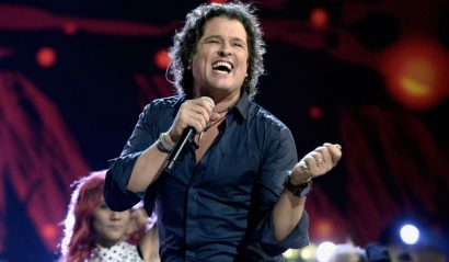 Fanática le roba beso a Carlos Vives en pleno concierto