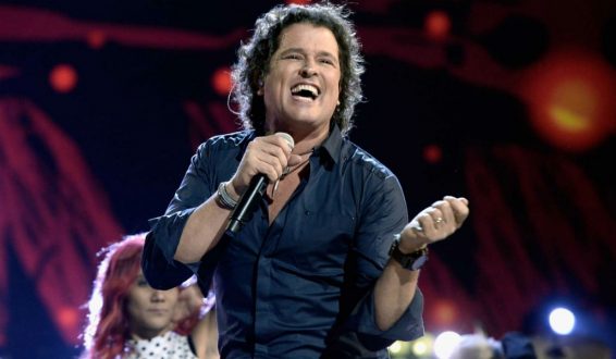 Fanática le roba beso a Carlos Vives en pleno concierto