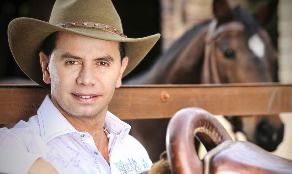 Canal Caracol prepara bionovela del cantante Jhonny Rivera