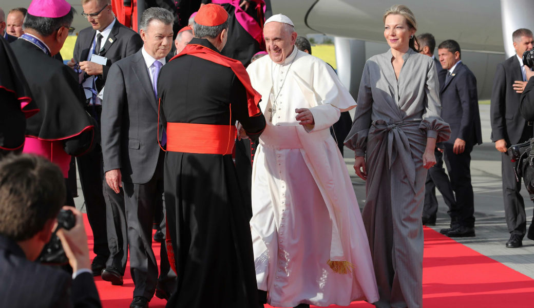 Critican vestido que usó Tutina de Santos para recibir al Papa Francisco