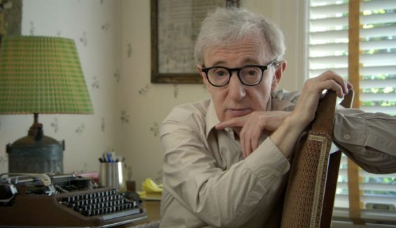 Hija adoptiva de Woody Allen afirma que su padre la tocó cuando era niña