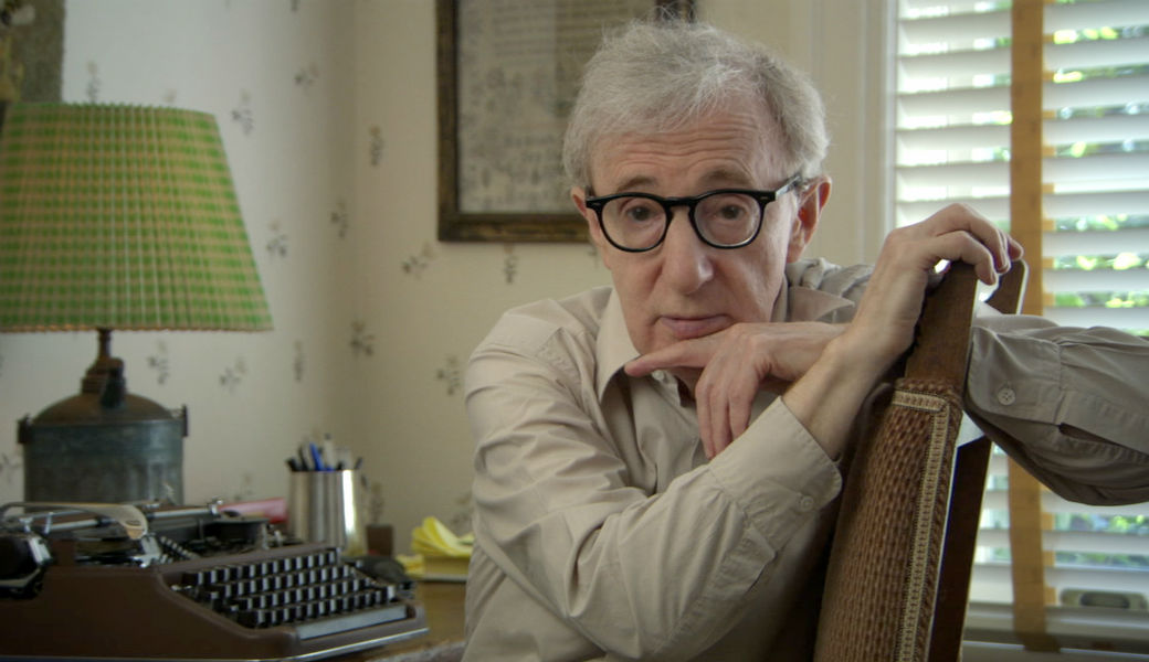 Hija adoptiva de Woody Allen afirma que su padre la tocó cuando era niña